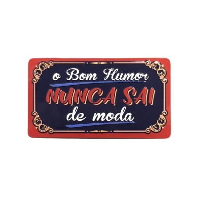 Placa decorativa com texto em cores variadas sobre fundo preto e borda vermelha