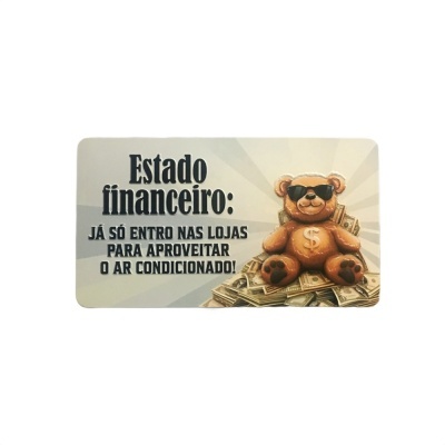 Placa com texto humorístico e imagem de urso com óculos de sol sentado em dinheiro.