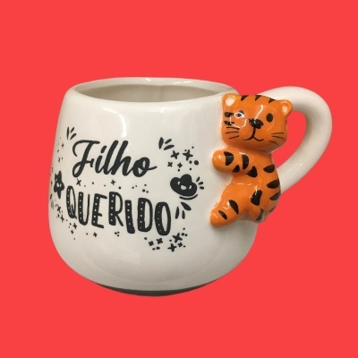 Caneca branca com texto 'Filho Querido' e tigre laranja na pega