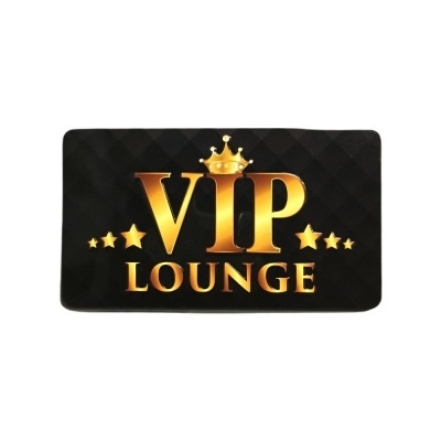 Tapete preto com texto VIP LOUNGE em dourado