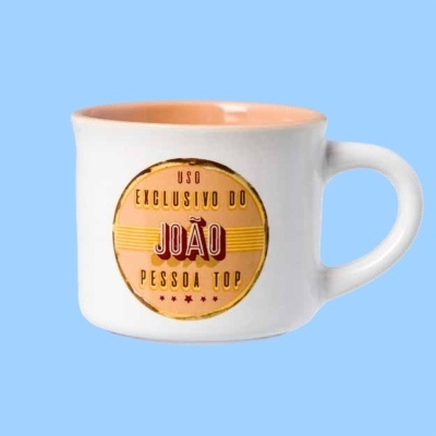 Caneca branca com interior salmão e texto personalizado em selo laranja