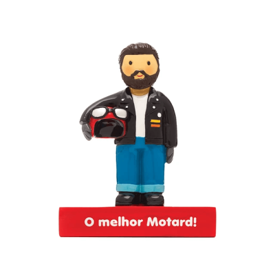 Figura decorativa de motociclista com capacete e base vermelha com texto