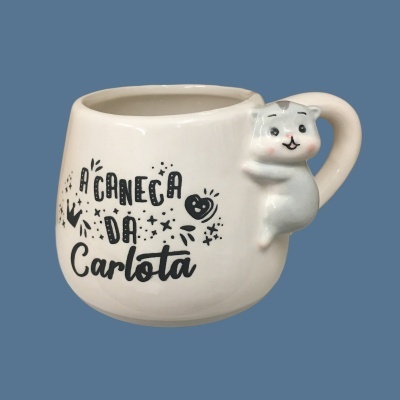 Caneca branca com gato cinzento em relevo e texto 'A CANECA DA Carlota'