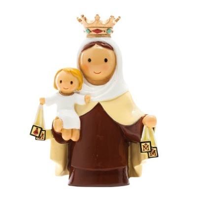 Estatueta cerâmica de figura feminina e criança com coroas e mantos.