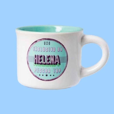 Caneca branca com interior azul-turquesa e texto 'USO EXCLUSIVO DA HELENA PESSOA TOP'