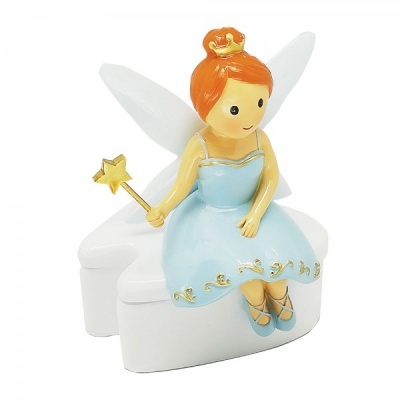 Figura decorativa de fada sentada com vestido azul e asas brancas