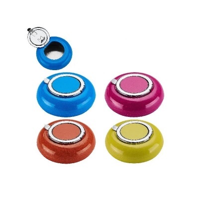 Tampas redondas coloridas com botão metálico prateado central