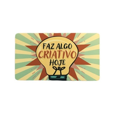 Placa decorativa retangular com ilustração de lâmpada e texto motivacional em português.