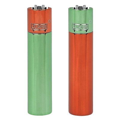 Dois isqueiros metálicos Clipper, um verde e outro laranja