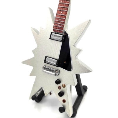 Guitarra elétrica branca com formato angular irregular em suporte preto