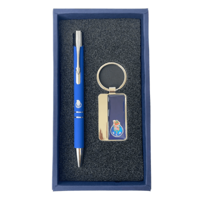 Caneta azul e porta-chaves metálico com emblema em caixa azul com espuma preta