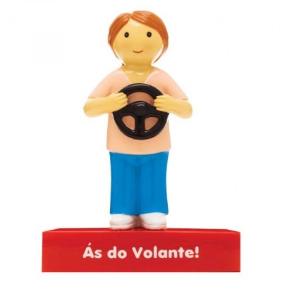 Figura decorativa de boneco a segurar volante com base vermelha e texto Ás do Volante