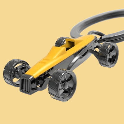 Carrinho de corrida amarelo e preto com quatro rodas em fundo bege