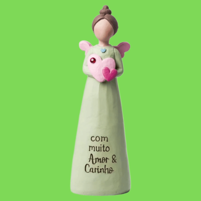 Estátua decorativa de anjo segurando coração cor-de-rosa