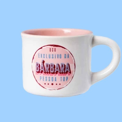 Caneca branca com interior rosa e texto personalizado