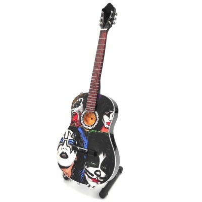 Guitarra acústica preta decorada com rostos pintados coloridos
