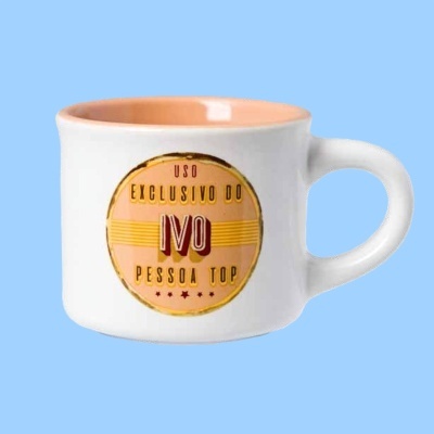 Caneca branca com interior laranja e texto exclusivo impresso