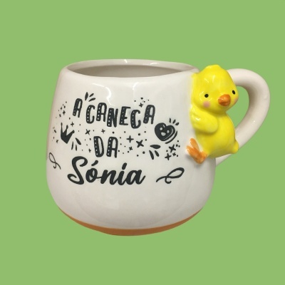 Caneca branca com texto preto e pássaro amarelo no puxador