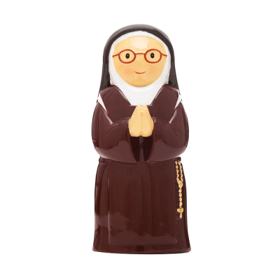 Figura cerâmica de freira a orar com hábito castanho e véu preto.