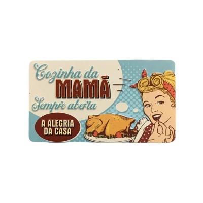 Placa decorativa vintage com texto sobre cozinha e imagem de mulher com prato de frango.