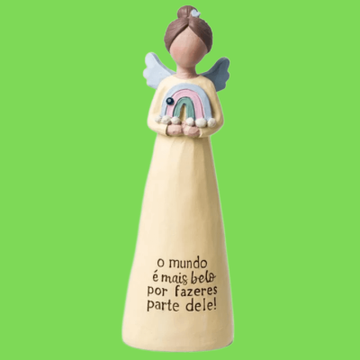 Estátua de anjo decorativo amarelo claro com asas azuis e texto em português