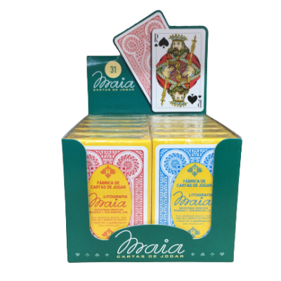 Expositor verde cheio de baralhos de cartas de jogar Moïa, com uma carta do rei de espadas visível em cima.