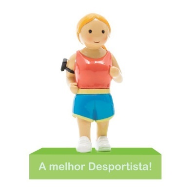 Figurinha da melhor Desportista em camiseta vermelha e calções azuis sobre base verde