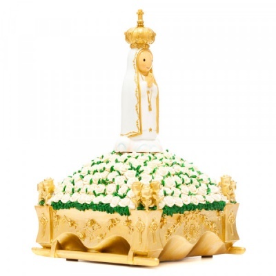 Estátua de Nossa Senhora branca e dourada com base decorativa dourada e flores brancas