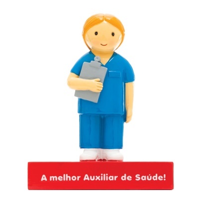 Figura decorativa auxiliar de saúde com uniforme azul e placa vermelha