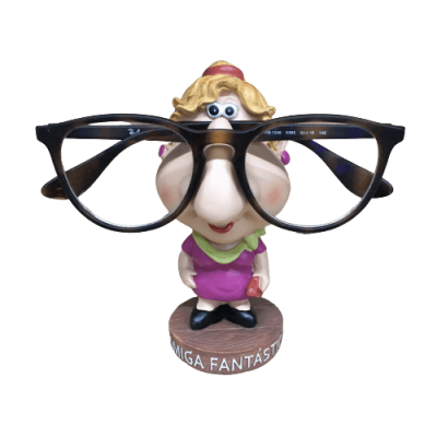 Figura caricatural feminina rosa com óculos pretos sobre base com texto