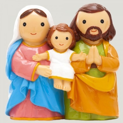 Figurina de família religiosa em cerâmica ou resina com mulher, criança e homem vestidos coloridos