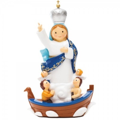 Estatueta colorida de figura feminina com crianças em barco.