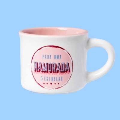 Caneca branca com interior rosa e texto para uma namorada 5 estrelas