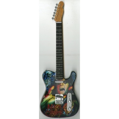 Guitarra elétrica colorida com decoração de esqueleto e elementos naturais