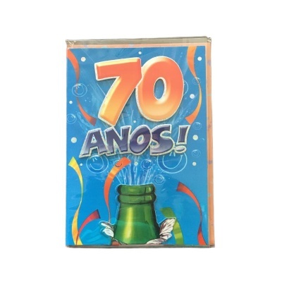 Cartão azul comemorativo 70 anos com desenho de garrafa a abrir e serpentinas coloridas