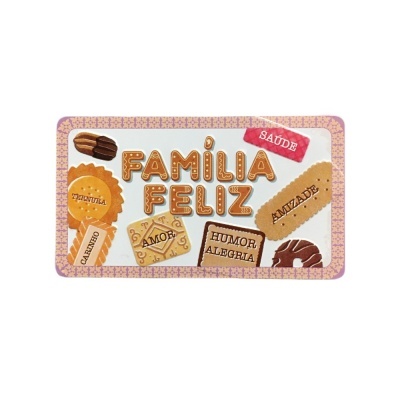 Placa decorativa com biscoitos e palavras em português relacionadas à família e sentimentos.
