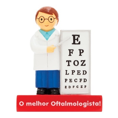Figura decorativa de oftalmologista com tabela de visão e base vermelha com texto