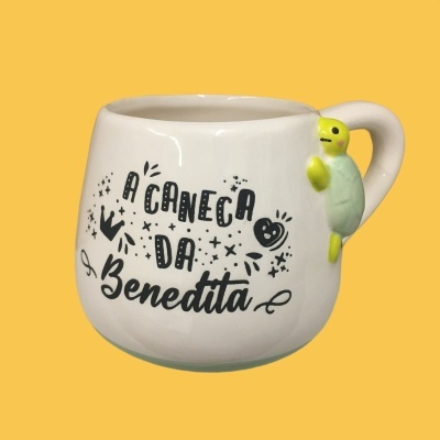 Caneca branca com texto e pegar de passarinho amarelo