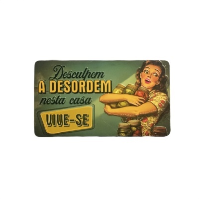 Placa decorativa verde com texto e mulher a segurar potes de vidro