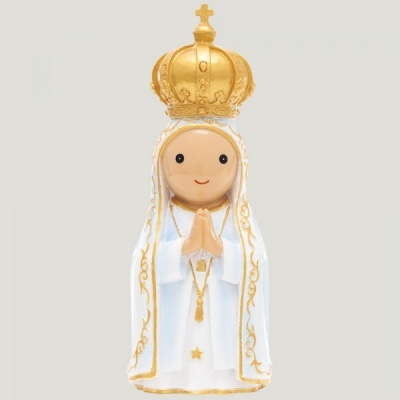 Estátua decorativa estilizada de Nossa Senhora com coroa dourada e vestido branco com detalhes dourados