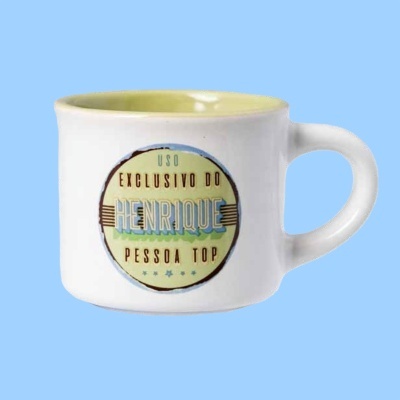 Caneca branca com texto colorido 'USO EXCLUSIVO DO HENRIQUE PESSOA TOP'