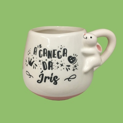 Caneca branca com texto e coelho decorativo na asa