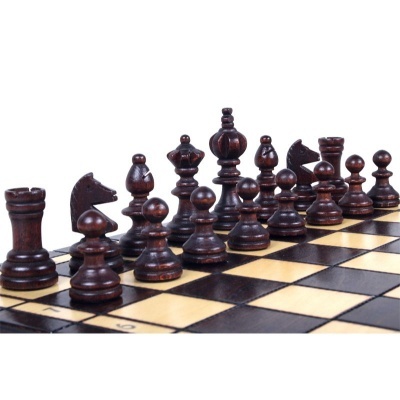 Peças de xadrez em madeira escura sobre tabuleiro quadriculado bege e castanho