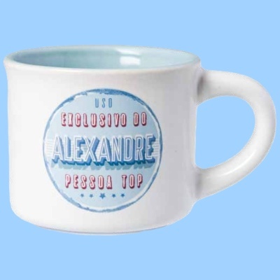 Caneca branca com inscrição personalizada azul e vermelha