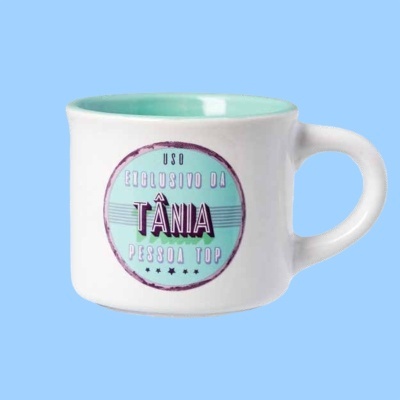 Caneca branca com interior verde água e texto personalizado para Tânia