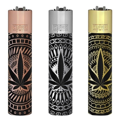 Três isqueiros Clipper com folha de cannabis e padrões geométricos em cobre, prata e dourado.