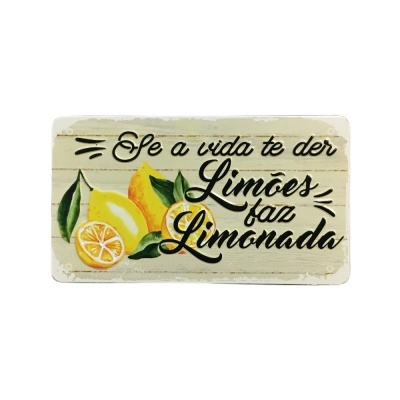 Placa decorativa de madeira com limões e frase em português.