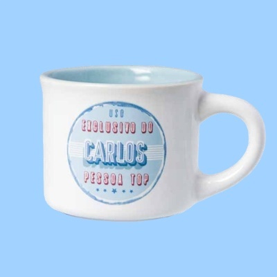 Caneca branca com interior azul e texto personalizado na frente