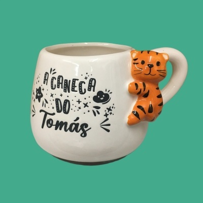 Caneca branca com texto e figura de tigre em relevo na pega
