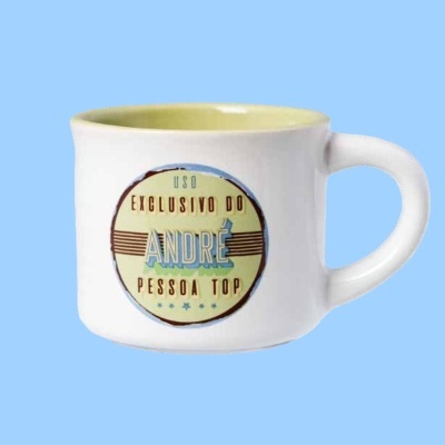 Caneca branca com texto exclusivo do André Pessoa Top